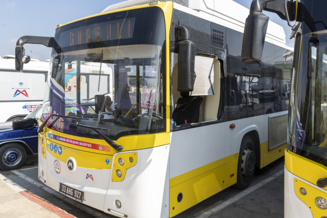 Mersin'de şoförle tartışan yolcu otobüsün önünü kesti, camını kırdı